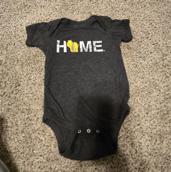 Wisconsin Charcoal Baby Onesie with Home Print - Picture 1 of 4